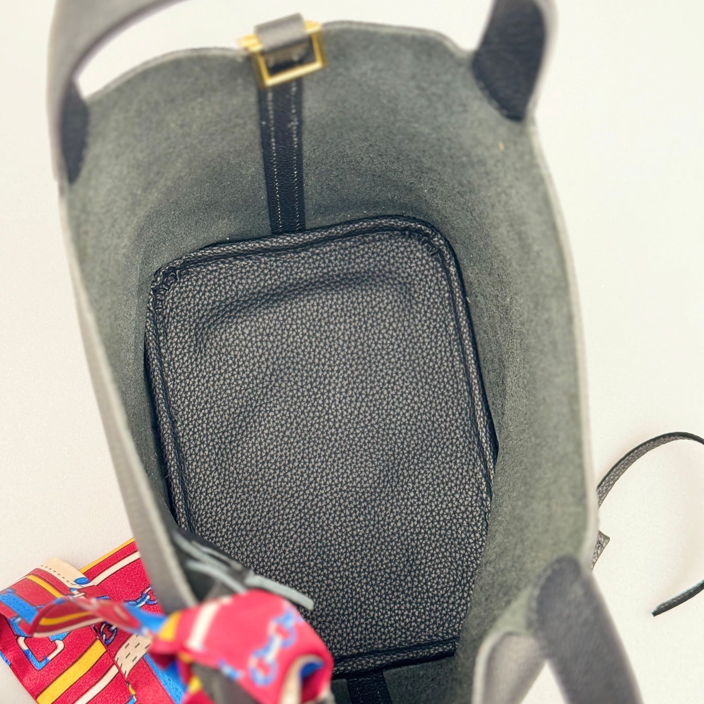 Mala Bucket em Pele Genuína com Lenço Decorativo