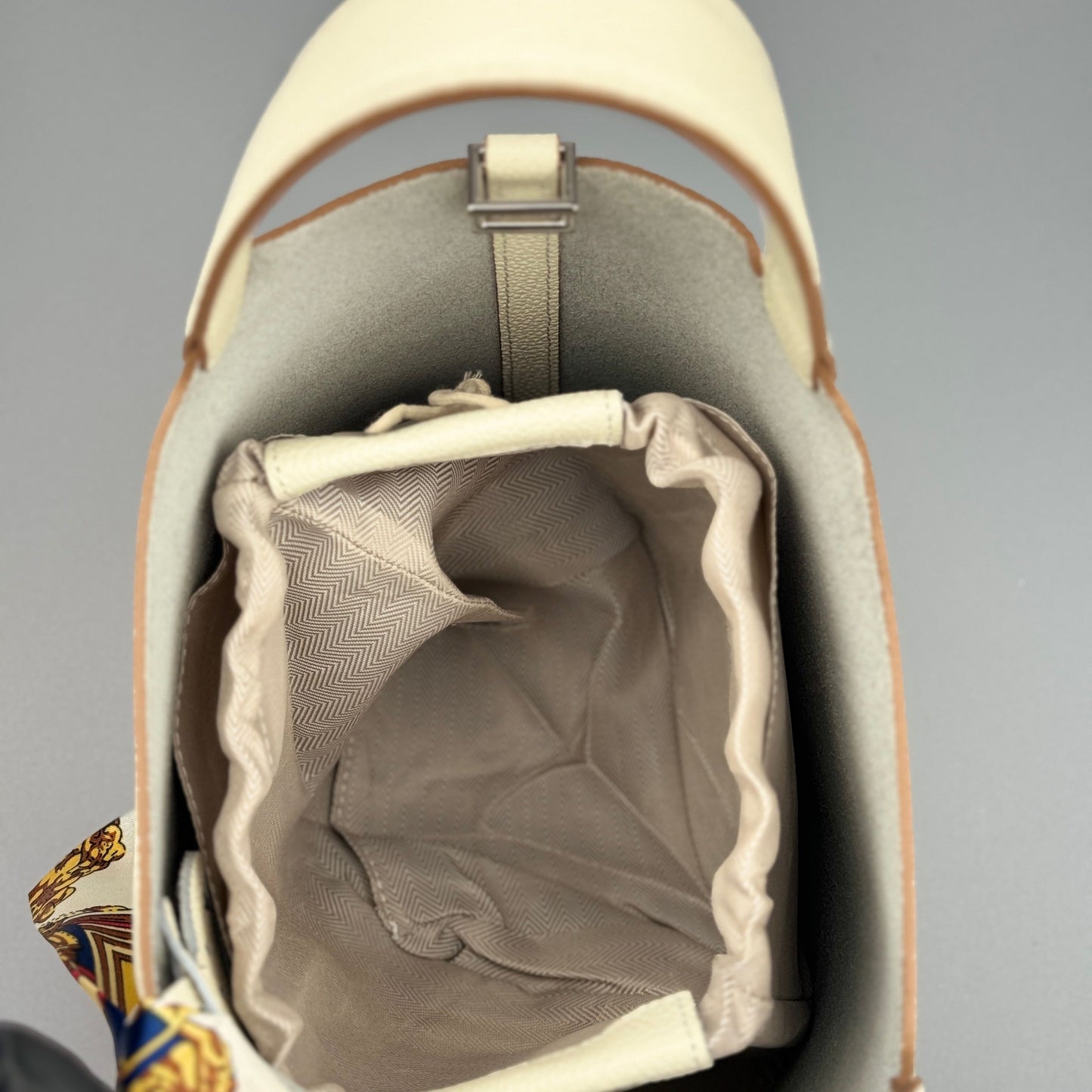 Mala Bucket em Pele Genuína com Lenço Decorativo