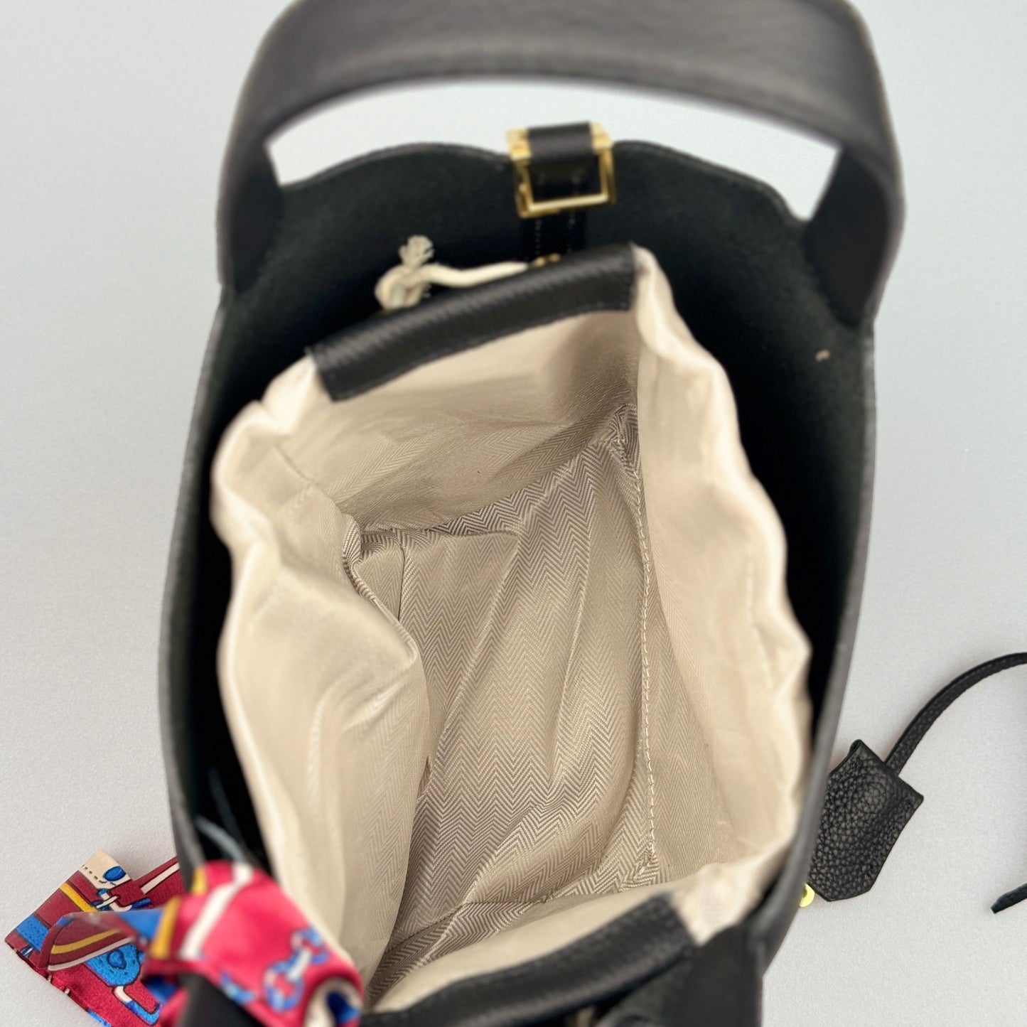 Mala Bucket em Pele Genuína com Lenço Decorativo