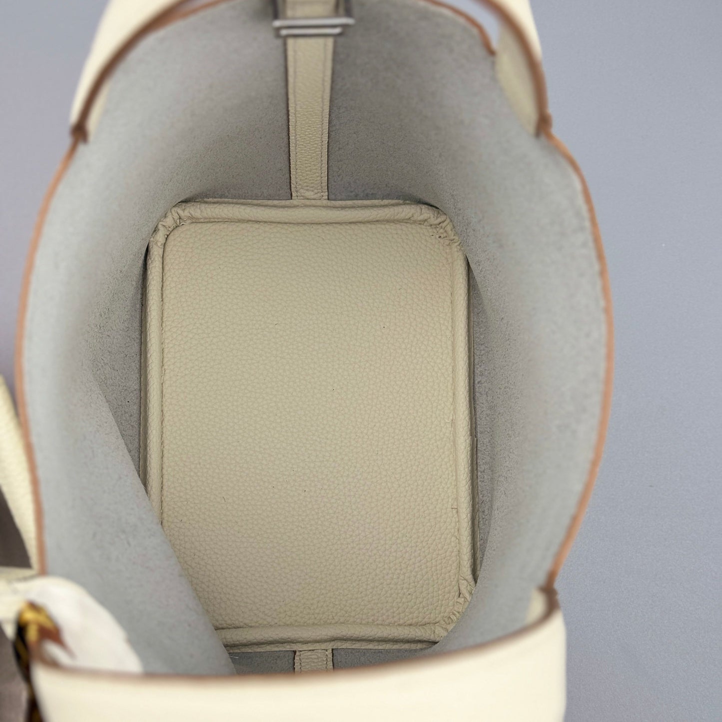 Mala Bucket em Pele Genuína com Lenço Decorativo