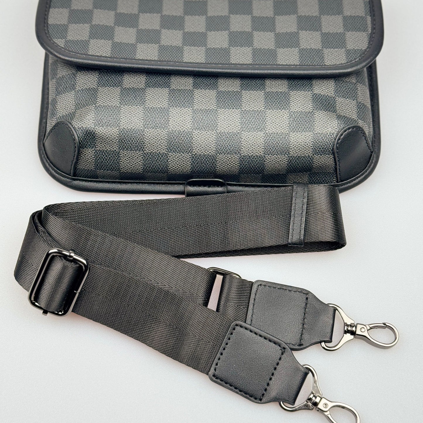 Bolsa Crossbody Masculina Xadrez Clássica