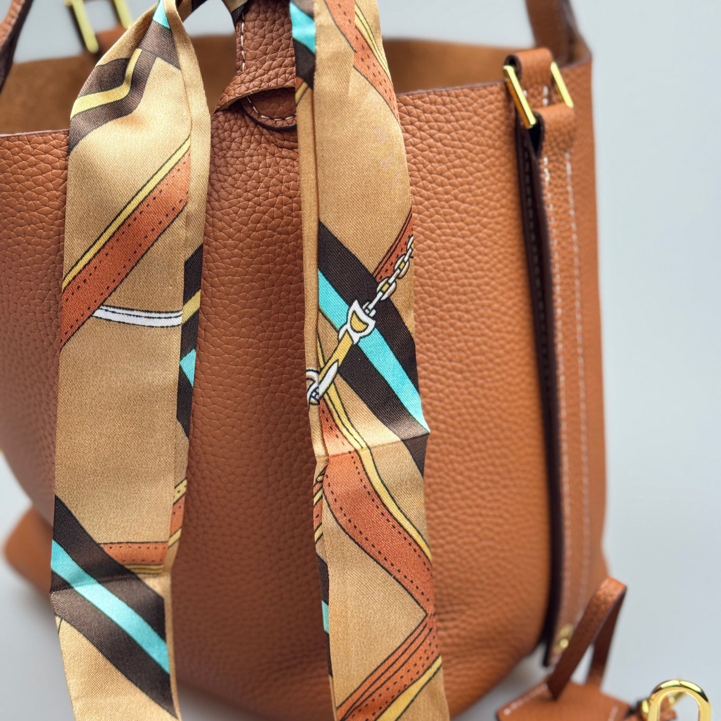 Mala Bucket em Pele Genuína com Lenço Decorativo