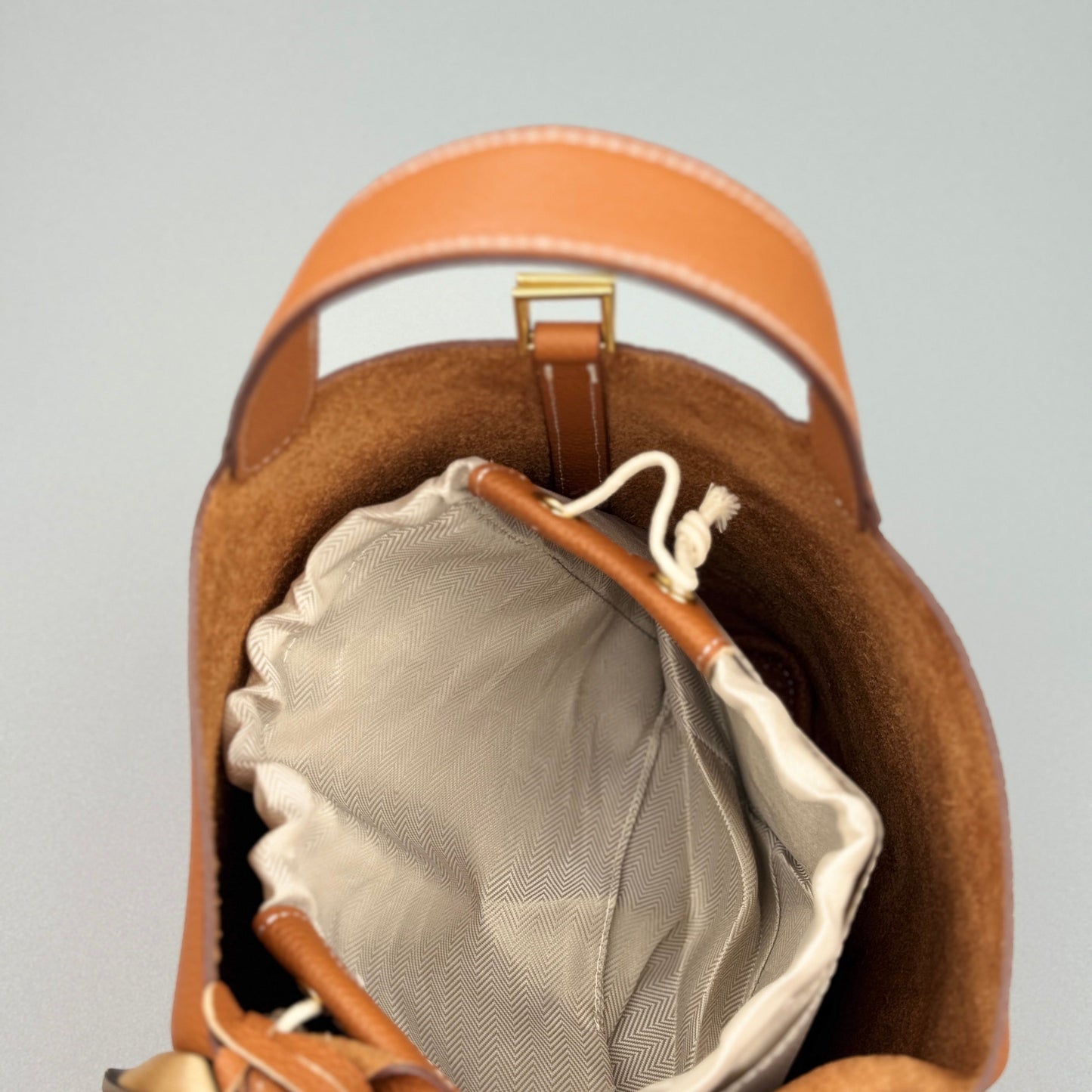 Mala Bucket em Pele Genuína com Lenço Decorativo
