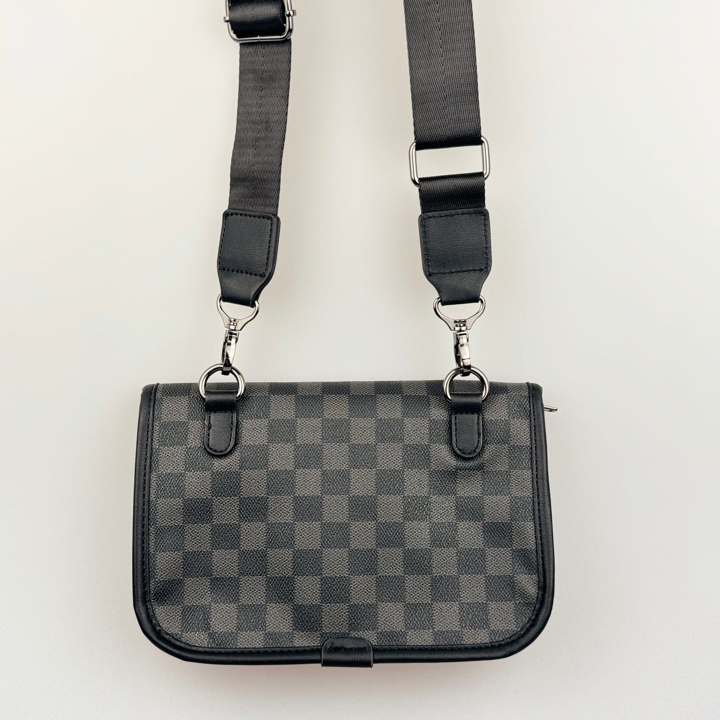 Bolsa Crossbody Masculina Xadrez Clássica