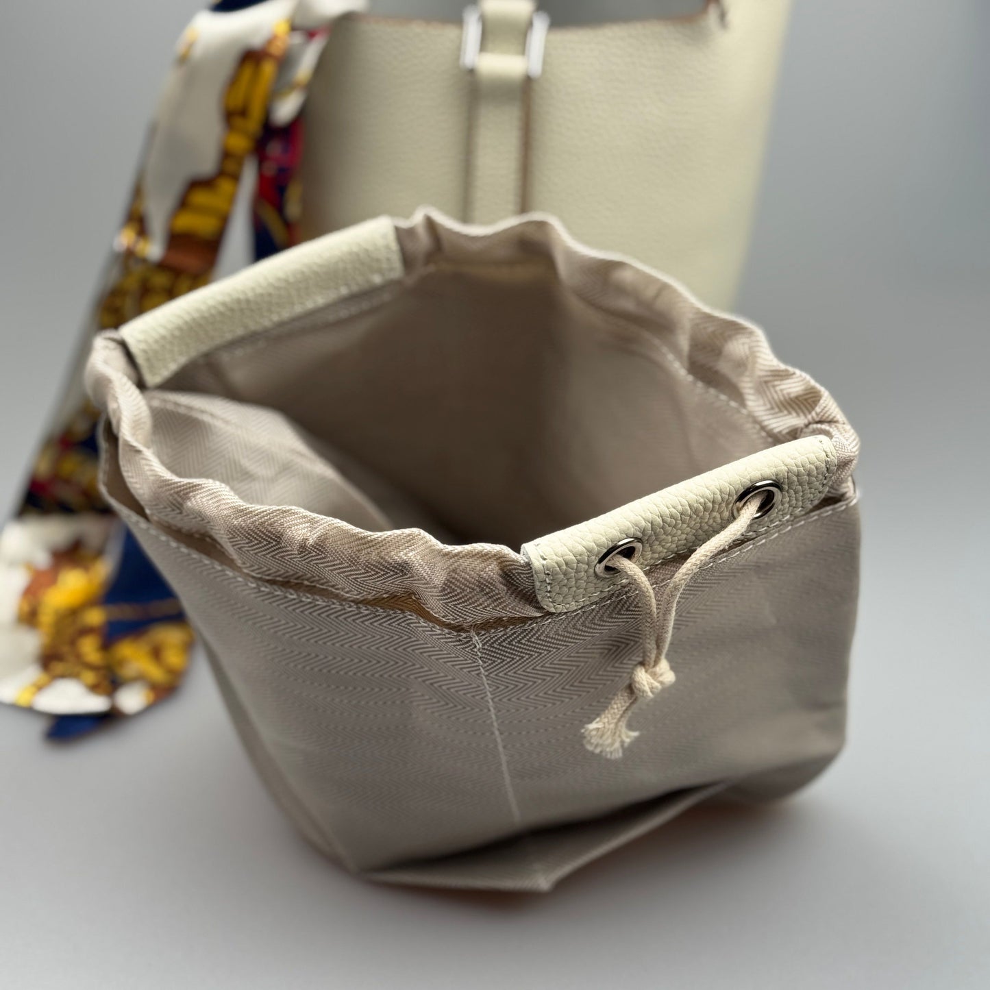 Mala Bucket em Pele Genuína com Lenço Decorativo