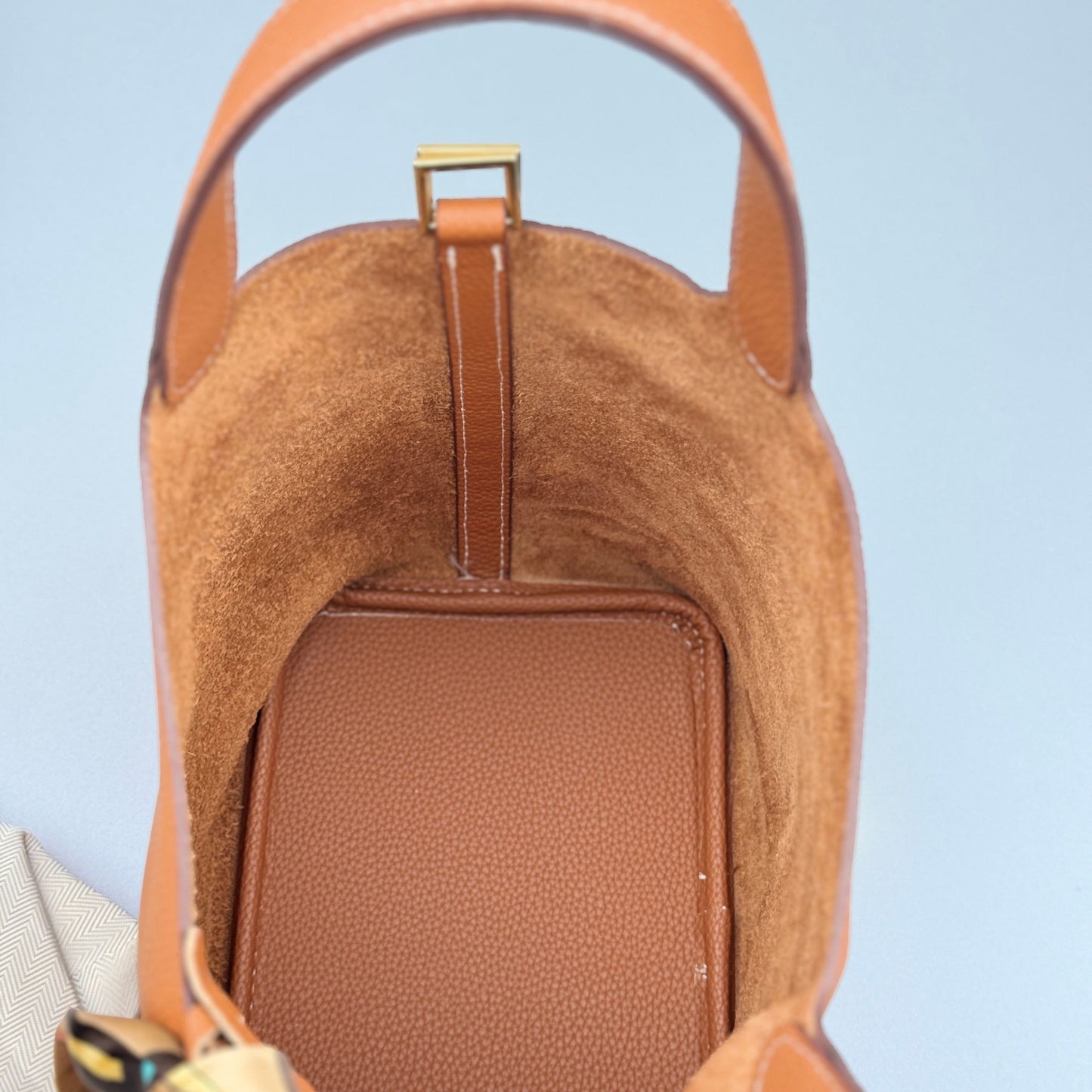 Mala Bucket em Pele Genuína com Lenço Decorativo