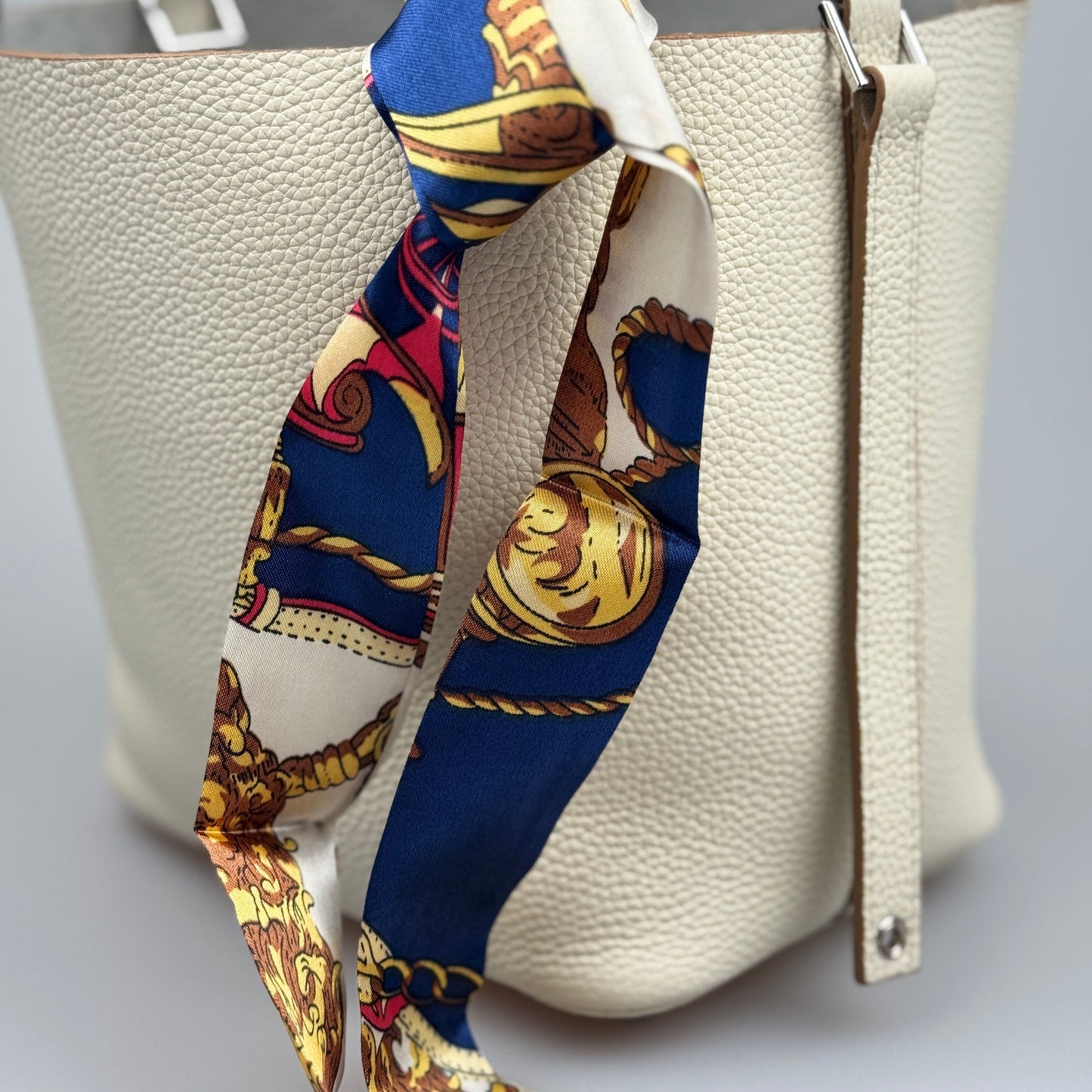 Mala Bucket em Pele Genuína com Lenço Decorativo