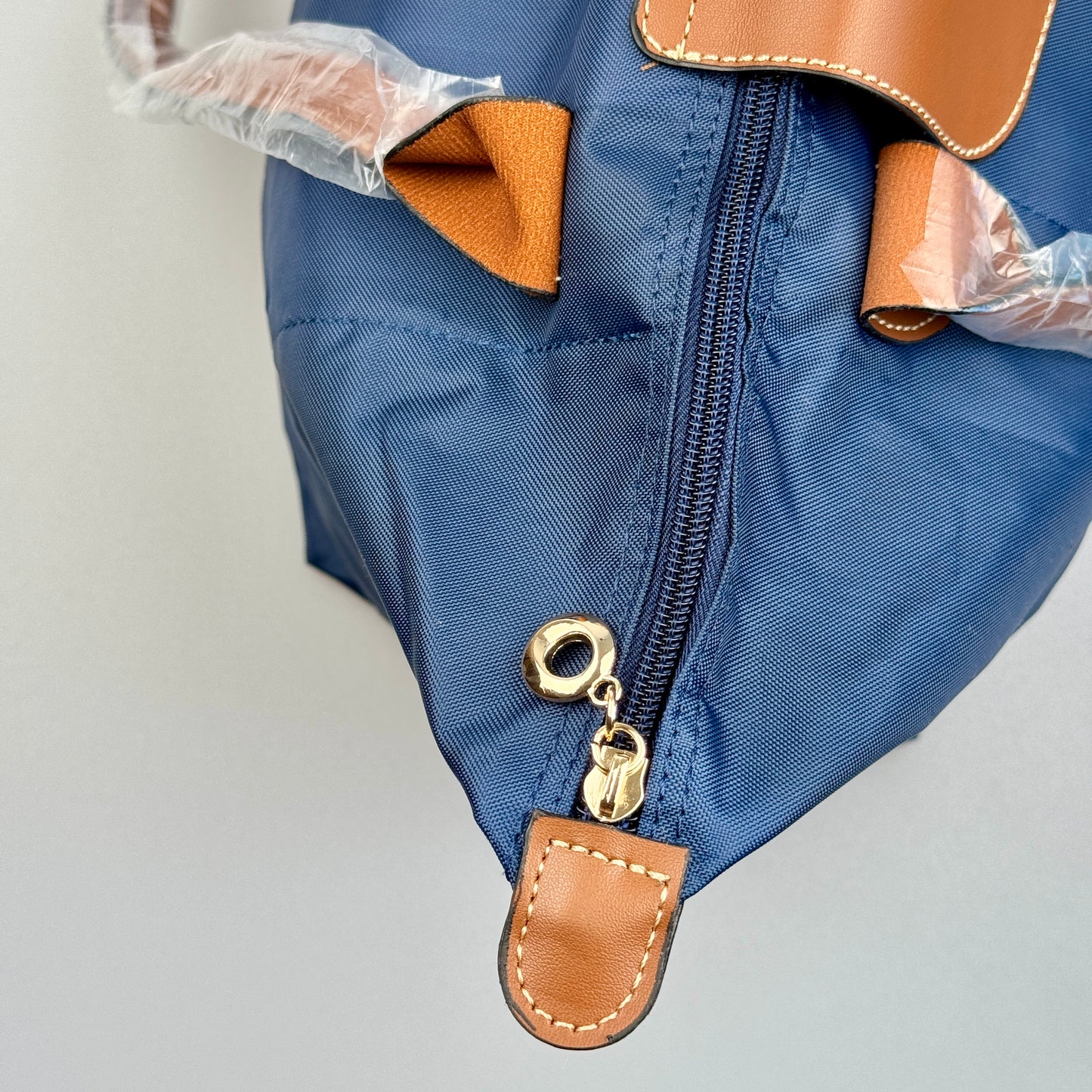 Mala Dobrável Parisienne – Nylon Resistente e Alças em Pele Sintética
