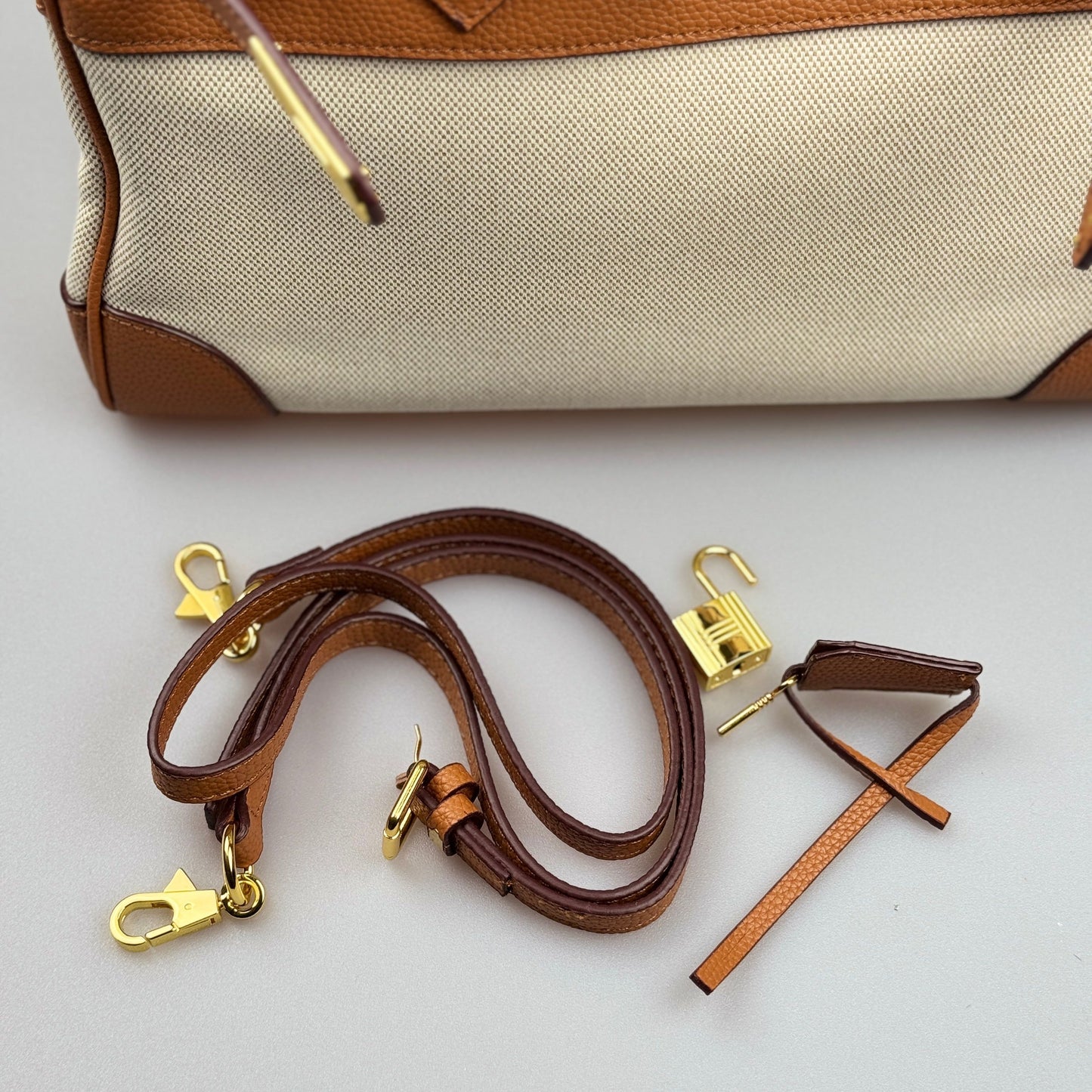 Mala Estilo Birkin em Tela e Pele Genuína – Luxo Estruturado com Fecho Elegante